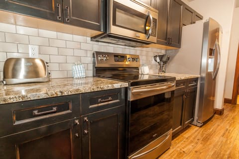 Condo, 3 Bedrooms | Private kitchen | Oven