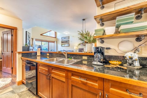 Condo, 1 Bedroom | Private kitchen | Oven