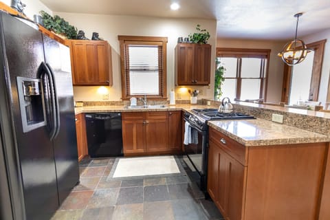 Townhome, 2 Bedrooms | Private kitchen | Oven, toaster, cookware/dishes/utensils