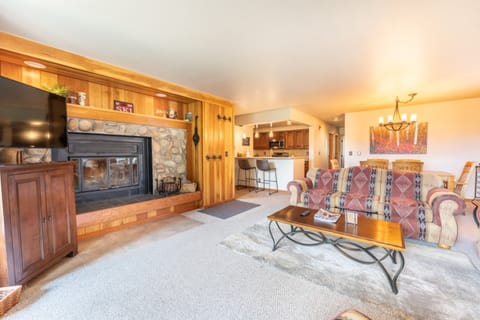 Condo, 2 Bedrooms | Living area