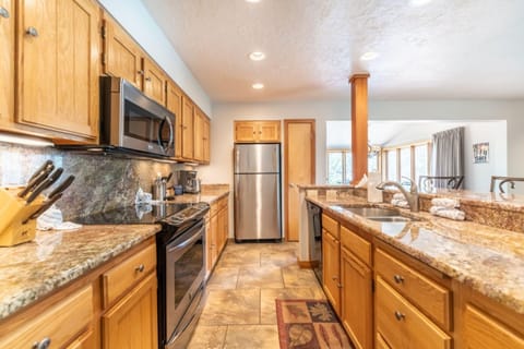 Condo, 3 Bedrooms | Private kitchen | Oven