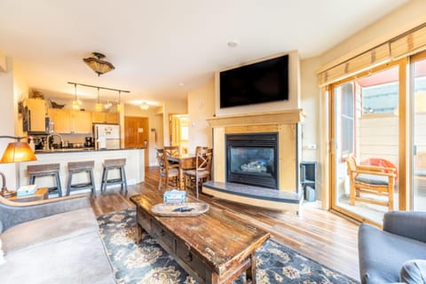 Condo, 2 Bedrooms | Living room