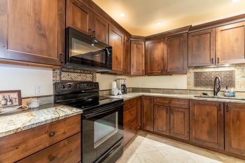 Condo, 2 Bedrooms | Private kitchen | Oven