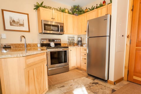 Condo, 1 Bedroom | Private kitchen | Fridge, microwave, oven, toaster