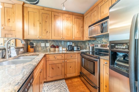 Townhome, 3 Bedrooms, Mountain View | Private kitchen | Oven