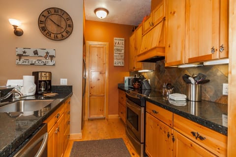 Condo, 3 Bedrooms | Private kitchen | Microwave, oven, stovetop, dishwasher