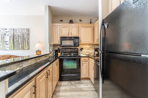 Condo, 1 Bedroom | Private kitchen | Oven