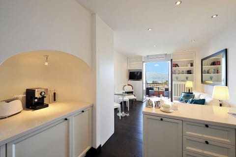 Honeymoon Apartment, 1 Bedroom (Brentano Elegante) | Private kitchen | Oven, stovetop, dishwasher, coffee/tea maker