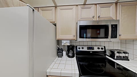 Condo, 3 Bedrooms | Private kitchen | Fridge, oven, coffee/tea maker, toaster