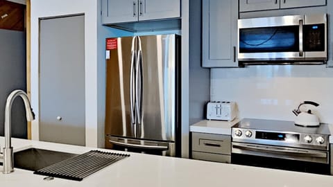 Condo, 3 Bedrooms | Private kitchen | Fridge, oven, coffee/tea maker, toaster