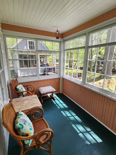 Relaxing sun room to watch the creek and the boats go by in the lake