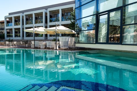 Seasonal outdoor pool, pool umbrellas, sun loungers