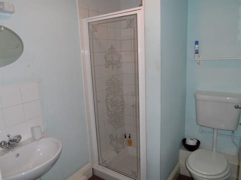 Standard Single Room, Ensuite | Bathroom | Free toiletries