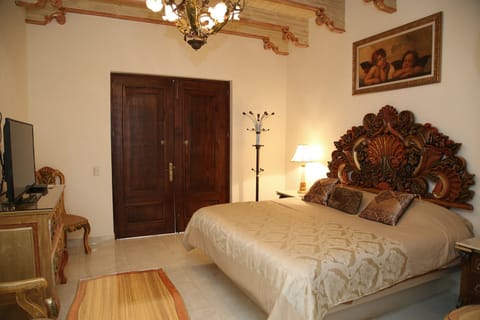 Room, Hot Tub (VIP 2 Barroco) | Individually decorated, individually furnished, laptop workspace