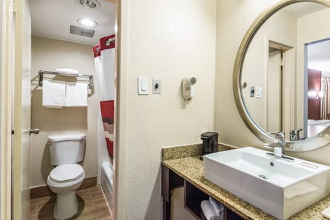 Superior Room, 1 King Bed, Non Smoking | Bathroom | Combined shower/tub, towels