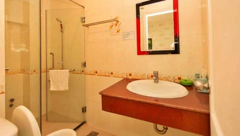 Superior Double Room | Bathroom | Shower, free toiletries, hair dryer, slippers