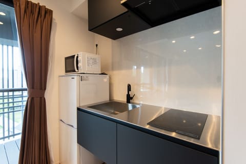 Family Suite, Non Smoking | Private kitchen | Microwave