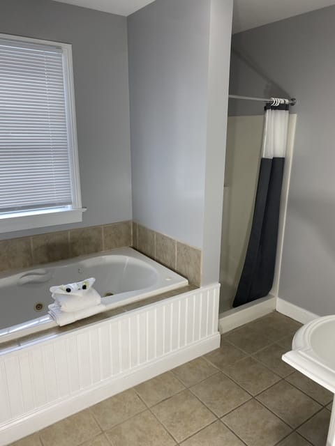Deluxe Room, 1 King Bed, Jetted Tub | Bathroom | Designer toiletries, hair dryer, towels
