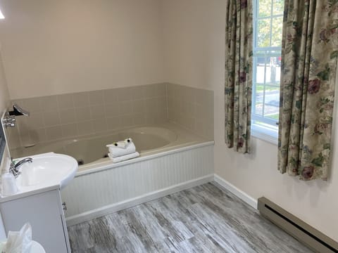 Deluxe Room, 1 Queen Bed | Bathroom | Designer toiletries, hair dryer, towels