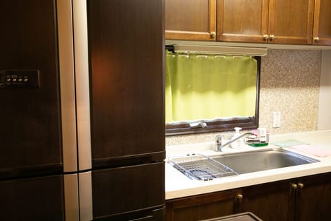 Full-size fridge, microwave, oven, stovetop