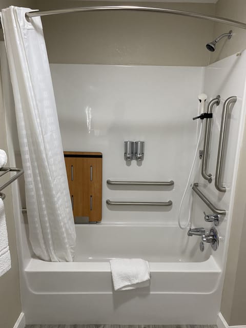 Combined shower/tub, free toiletries, hair dryer, towels