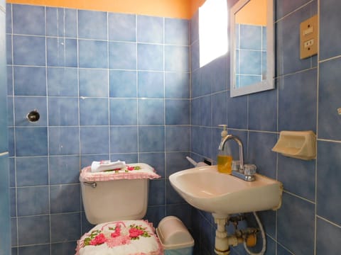 Standard Room | Bathroom | Shower, free toiletries, towels