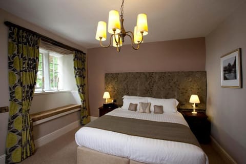 Luxury Suite | Desk, free WiFi, bed sheets