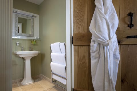 Luxury Suite | Bathroom | Hair dryer, bathrobes, towels