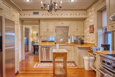 RH KITCHEN SIDE ENTRANCE