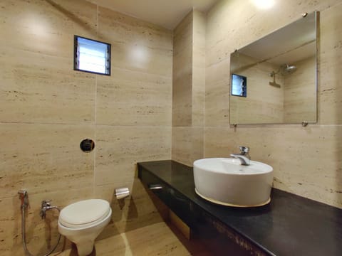Standard Quadruple Room AC | Bathroom | Shower, rainfall showerhead, free toiletries, towels