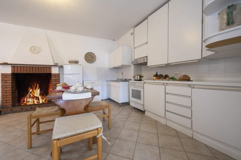 Family Apartment, 3 Bedrooms, Lakeside (Casa Fronte Isola) | Private kitchen | Fridge, microwave, oven, stovetop