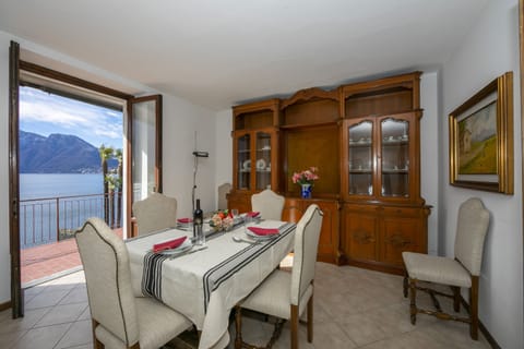 Family Apartment, 3 Bedrooms, Lakeside (Casa Fronte Isola) | Dining room