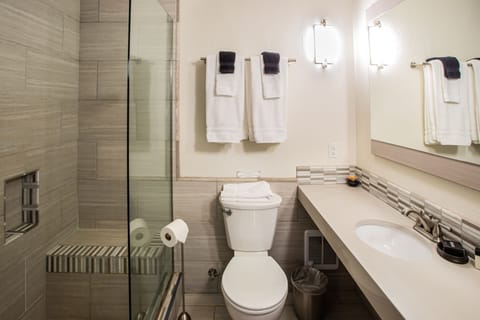 Carriage House King Suite | Bathroom | Free toiletries, hair dryer, bathrobes, towels