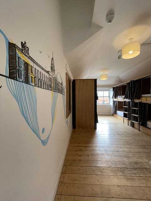 Bed in a Shared Ensuite for 6 People (Female) | Free WiFi, bed sheets