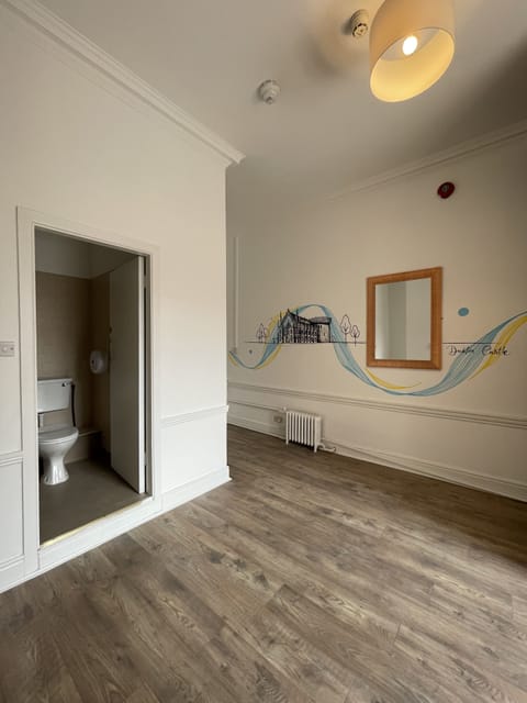 Bed in a Shared Ensuite for 6 People (Male) T | Free WiFi, bed sheets