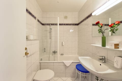 Comfort Double Room | Bathroom | Free toiletries, hair dryer, towels