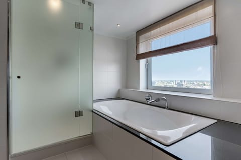 Presidential Suite | Bathroom | Free toiletries, hair dryer, slippers, towels