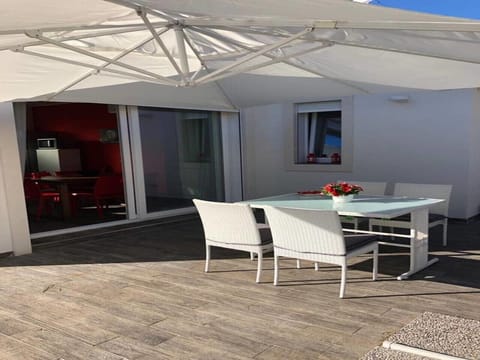 Villa, 2 Bedrooms, Smoking, Garden View | Dining