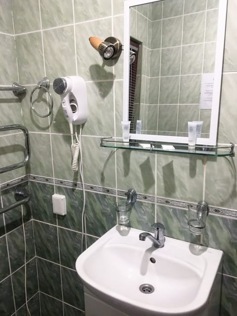 Room, 1 Bedroom, Smoking, Garden View | Bathroom | Free toiletries, towels