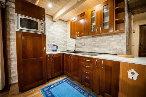 Chalet (3 bedrooms, number 2) | Private kitchen | Fridge, microwave, stovetop, electric kettle