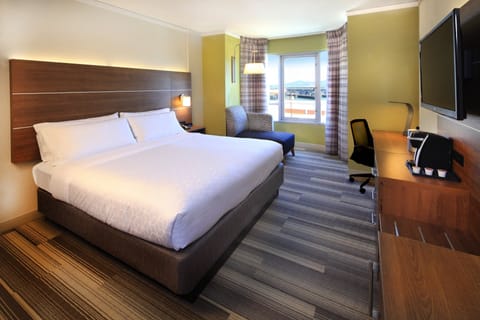Standard Room, 1 King Bed, Bay View | In-room safe, desk, blackout drapes, soundproofing