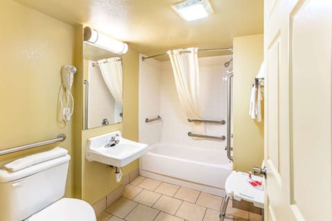 Combined shower/tub, hair dryer, towels