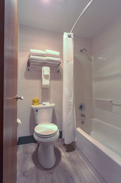 Combined shower/tub, towels