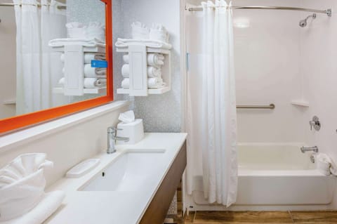 Combined shower/tub, deep soaking tub, free toiletries, hair dryer