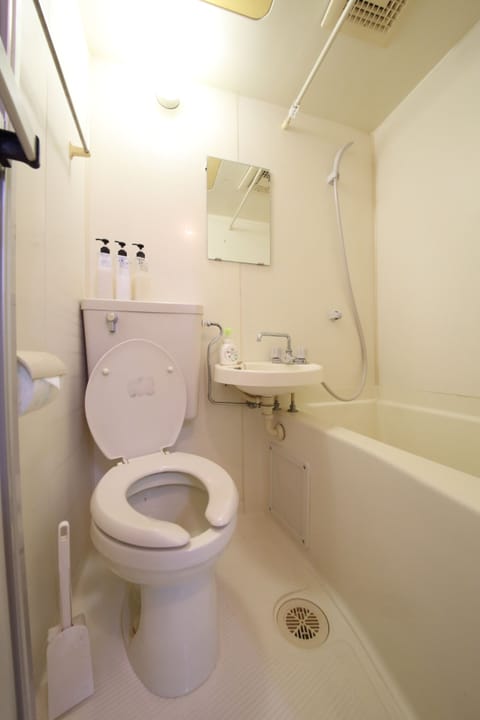 Apartment, Non Smoking | Bathroom | Combined shower/tub, hair dryer, towels