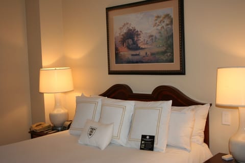 Queen Deluxe Room | Premium bedding, in-room safe, desk, blackout drapes