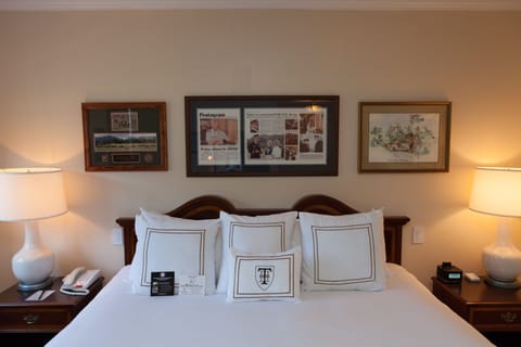 Queen Deluxe Room | Premium bedding, in-room safe, desk, blackout drapes