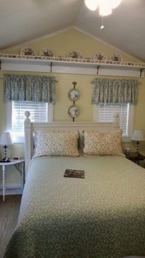 Tobe Smith Cottage | Pillowtop beds, individually decorated, individually furnished
