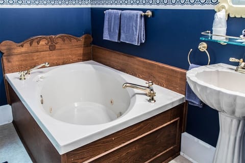 Silent Springs Suite | Bathroom | Combined shower/tub, deep soaking tub, towels