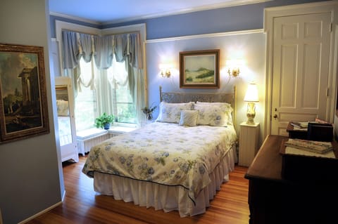 Classic Room, 1 Queen Bed | Premium bedding, soundproofing, iron/ironing board, free WiFi